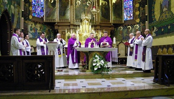 Eucharystia w intencji zmarłych kapłanów